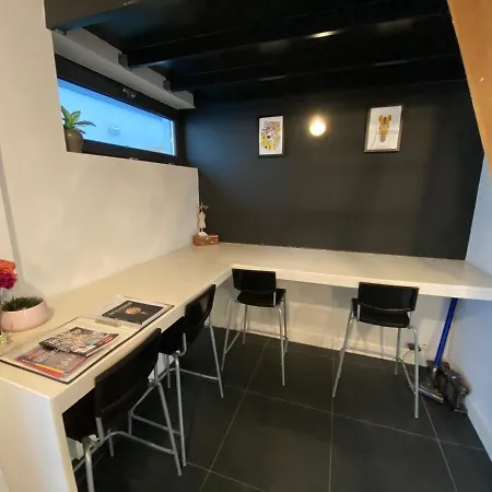 Modern Cozy With Backyard Antuérpia