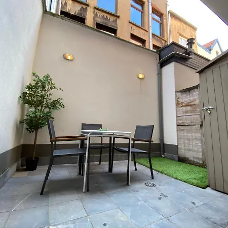 Quarto em Acomodações Particulares Modern Cozy With Backyard