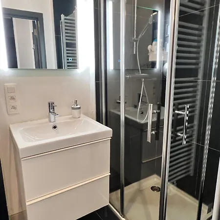 Modern Cozy With Backyard Quarto em Acomodações Particulares